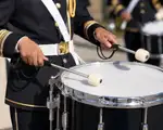 PAR DE MAZOS PARA BOMBO DE BANDA DE GUERRA, 12.5" DE LARGO, 1.5" DE FELPA - Miniatura 3