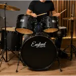 BATERIA ACUSTICA SET DE 5 PIEZAS COLOR NEGRO EN RELIEVE Y HERRAJES COLOR NEGRO, INCLUYE SILLA  Y PLATILLOS - Miniatura 3