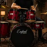 BATERIA ACUSTICA SET DE 5 PIEZAS COLOR MADERA ROJA A RELIEVE Y HERRAJES COLOR NEGRO, INCLUYE SILLA  Y PLATILLOS - Miniatura 3