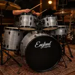 BATERIA ACUSTICA SET DE 5 PIEZAS COLOR MADERA GRIS Y HERRAJES COLOR NEGRO, INCLUYE SILLA  Y PLATILLOS - Miniatura 3