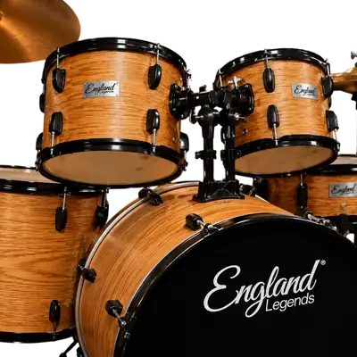 BATERIA ACUSTICA SET DE 5 PIEZAS COLOR MADERA NATURAL EN RELIEVE Y HERRAJES COLOR NEGRO, INCLUYE SILLA Y PLATILLOS